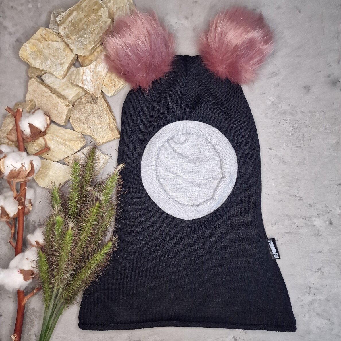 šaltuko nubučiuotas merino vilnos šalmukas NAKTIS be bumbulų 2 šaltuko nubučiuotas merino vilnos šalmukas NAKTIS be bumbulų 2